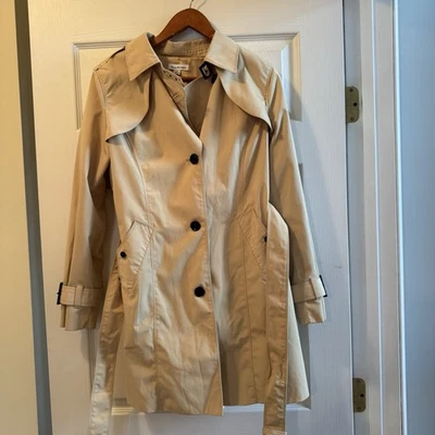 Abrigo de lluvia Joan Rivers Trench beige para mujer pequeño botón bolsillos delanteros trabillas para cinturón Foto 1 de 4