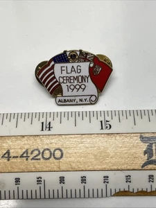 Prendedor vintage 1999 ceremonia bandera Albany NY Lions Club banderas de Estados Unidos - Imagen 1 de 2