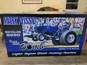 New Holland 8260 “The Bomb” Pulling Tractor. 1/16 Scale. NEW IN BOX - Picture 1 of 5
