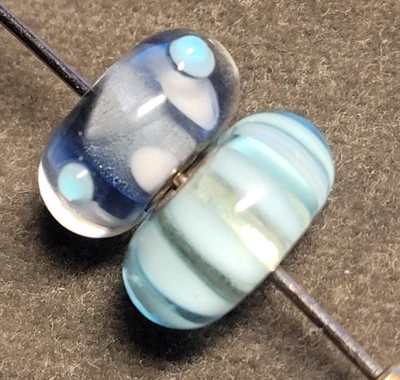 Trollbeads Hellblaue Streifen und ein weiterer blau-weißer Bead - retired - Bild 1 von 2