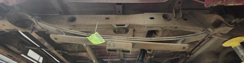 Conjunto de resorte de hoja trasero Chevy Silverado 99-07 4x4 lado izquierdo o derecho OEM Foto 1 de 4