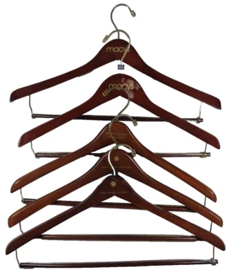 Lote de cinco perchas de madera para trajes Saks Macys Bloomingdales ropa pantalones chaquetas Foto 1 de 4