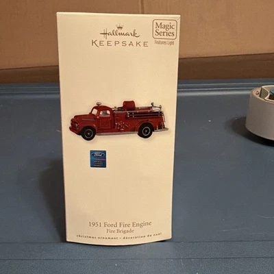 Hallmark 1951 Ford Fire Engine Keepsake Ornament #8 Fire Brigade 2010 Light Nuevo en caja Foto 1 de 2