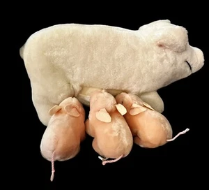 R Dakin Co Mom Plüschschwein füttert 3 Ferkel im gefütterten Korb 1980 Vintage Stofftier - Bild 1 von 9