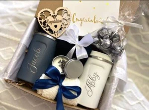 Personalisierte Geschenkbox für zwei gemütliche Set für Paare Happy Anniversary MR & MRS - Bild 1 von 11