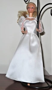 Muñeca Barbie 1966 de 12 pulgadas cabello rubio ojos azules pierna recta - Imagen 1 de 10