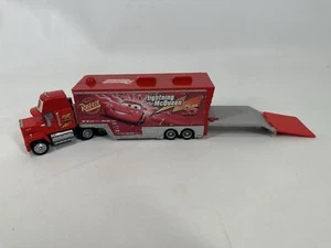Disney Pixar Cars Diecast Rust-eze #95 Mack Hauler Transporter - Foto 1 di 8