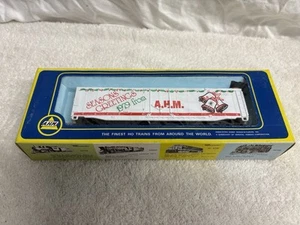 AHM 5582-10 Seasons Greetings 50' Christmas Boxcar - 1:87 Scale Railcar - Toy - Picture 1 of 6