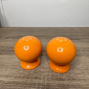 Homer Laughlin Fiesta Ware Salt & Pepper Shakers Tangerine Orange Ball Globe - Picture 1 of 3