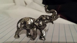 Estatua antigua en miniatura de elefante con arrugas de peltre liso pequeña de 2 - Imagen 1 de 3