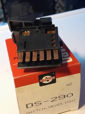 88-91 CHEVROLET C1500 PICK UP TRUCK HEADLIGHT SWITCH - Image 1 of 4