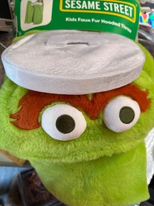 NWT Sesame Street Oscar the Grouch Kids Faux Fur Hooded Blanket Throw 36" X 56" - Picture 1 of 5