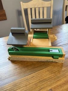 Ferrovia in legno Thomas And Friend - (rara) Segheria Sodor con deposito di scarico.  - Foto 1 di 24