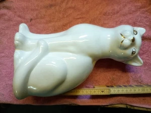 Eine weiße Keramikkatze , Gießkeramik, Töpferware - Bild 1 von 5