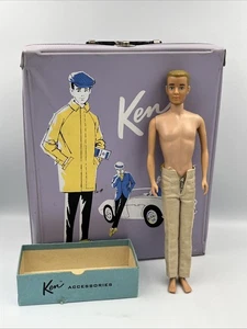 Vintage 1962 blonde Ken Puppe trägt Hose im Koffer ohne Zubehör Barbie - Bild 1 von 10