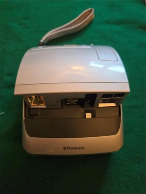 Cámara de enfoque Polaroid One600 gris plateado de colección rango de 2 pies con correa SIN PROBAR COMO ESTÁ Foto 1 de 4