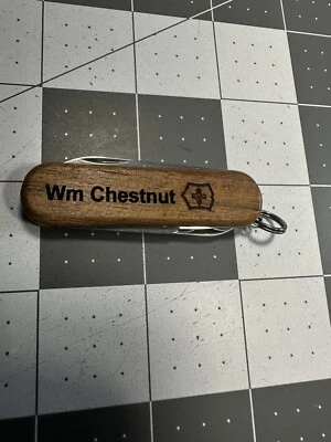 Navaja suiza Victorinox Classic SD 58 MM escala madera nombre WM castaño 8024 Foto 1 de 4