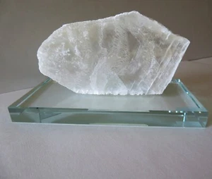 Natürlicher Selenit Kristall auf Glas Block Dekor 6,5" breit x 4" hoch - Bild 1 von 8