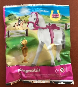 FIGURINE NEUF SOUS BLISTER PLAYMOBIL PINK LE CHEVAL DE COMPETITION + TROPHEE - Picture 1 of 1