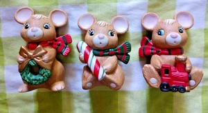 HOMCO 5210 Set 3 Topi Natalizi con Sciarpe Treno Bastone Caramelle Corona Figurine🐁🎄 - Foto 1 di 3