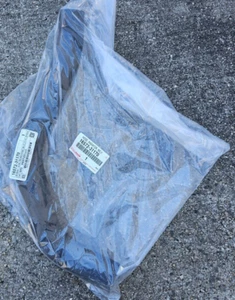 16572-31170 OEM TOYOTA LOWER RADIATOR HOSE TACOMA FJ CRUISER 4RUNNER 4.0L - Picture 1 of 2