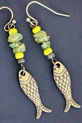 Pendientes colgantes de pez de bronce grabado con astillas de olivino verde. Boho Chic. Foto 1 de 3
