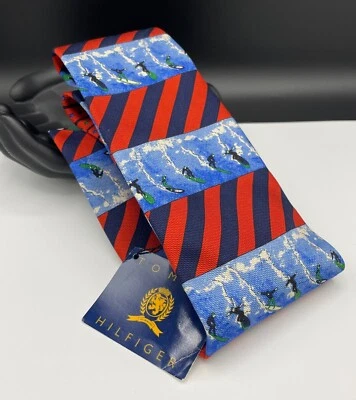 Corbata de seda Tommy Hilfiger para hombre ~ azul y rojo ~ surf a rayas ~ NUEVA PRECIO DE VENTA SUGERIDO POR EL FABRICANTE: $69,50 Foto 1 de 4