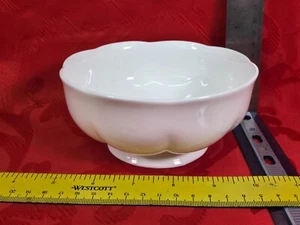 Cupé con patas para sopa de cereal bloque Windsor hueso blanco festoneado Tailandia - Imagen 1 de 4