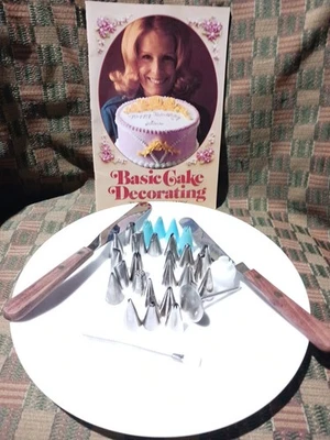 Lote de 32 piezas Wilton puntas de pastel tubos básico libro de decoración de pasteles 1975 Foto 1 de 4