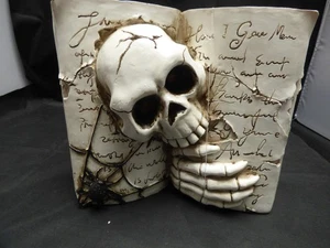 Halloween Deko. Gruseliger Totenkopf im Buch. Farbige LED beleuchtet. Akku verbaut. - Bild 1 von 9