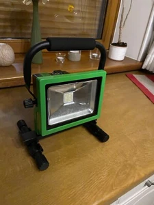 akku led strahler mit stativ - Bild 1 von 3