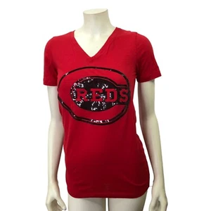 CAMISETA ROSA VICTORIA'S SECRET REDS EQUIPO DE BÉISBOL CUELLO EN V PEQUEÑA NUEVA CON ETIQUETAS - Imagen 1 de 8