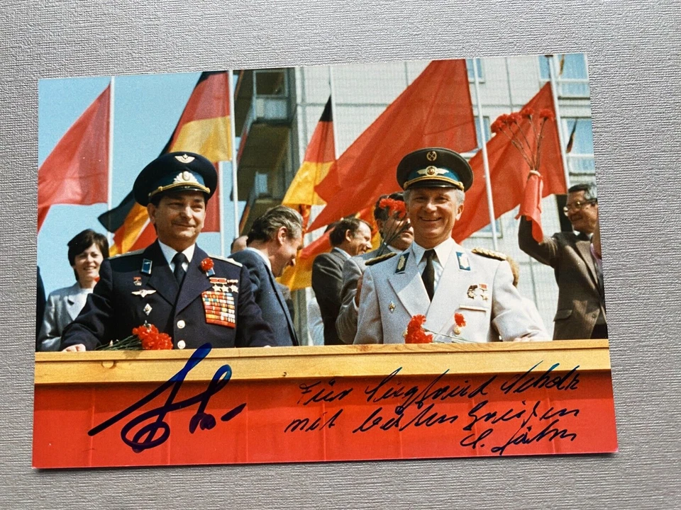 SIGMUND JÄHN (†) & WALERI BYKOWSKI (†) signed Foto 10x15 Autogramm - Bild 1 von 1