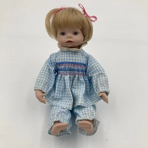 Ashton-Drake Porzellanpuppe 7 Zoll blonde Zöpfe Gingham Outfit ADG SA1470 - Bild 1 von 14