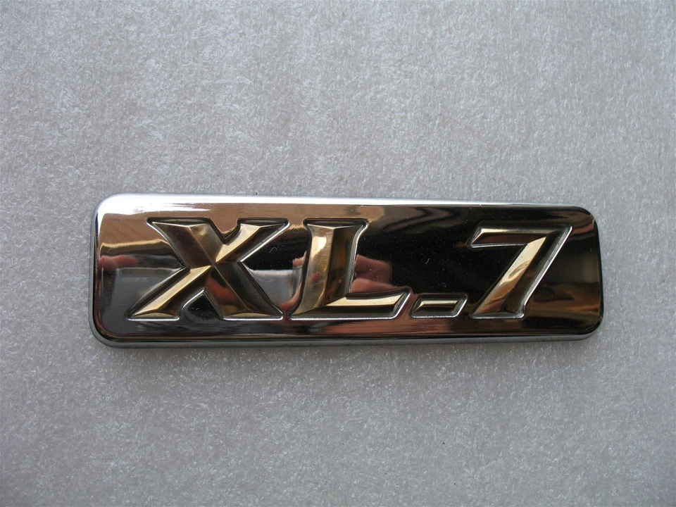 Suzuki Grand Vitara XL7 XL-7 V6 2001 guardabarros lateral emblema logotipo usado 99 00 01 02 03 Foto 1 de 1