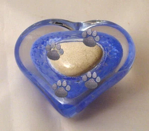Urna funeraria de cremación corazón con huellas de cristal azul pequeña/sake de 2 pulgadas cúbicas - Imagen 1 de 1