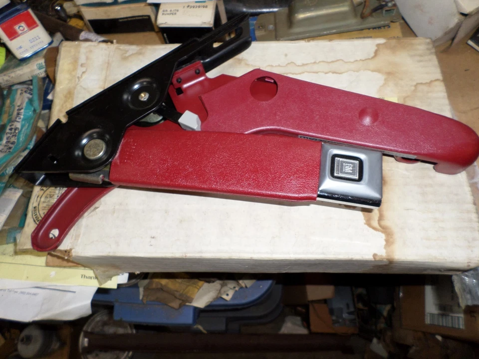 1983 chevrolet S10 truck nos seat belt latch assembly #14071573 - Изображение 1 из 1