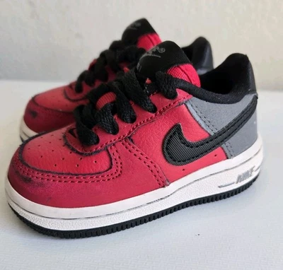 Nike Air Force 1 Talla 3.5C Niño Pequeño Rojo Negro Gris Retro AF1 Parte Superior Baja TD Zapatos Foto 1 de 4