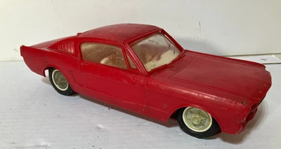 Coche Ford Mustang Fastback modelo plástico juguete 1965 vintage piezas rojas LEER Foto 1 de 4