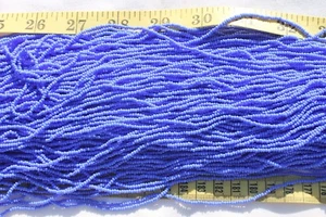 Cuentas de semillas de vidrio checo opacas medianas azules 11/0 artesanías para hacer joyas/hank - Imagen 1 de 1