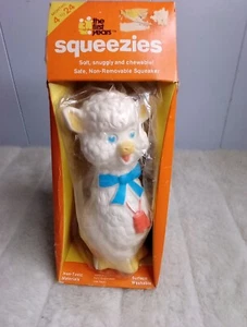 Vintage Squeezies Gummi Lamm Quietschspielzeug 8 Zoll - NEU IM KARTON - Bild 1 von 9