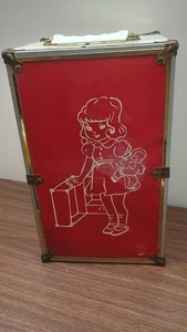 Baúl de muñeca vintage de metal rojo años 50 estuche de ropa para muñeca con interior de cachemira 16x10x10 - Imagen 1 de 7