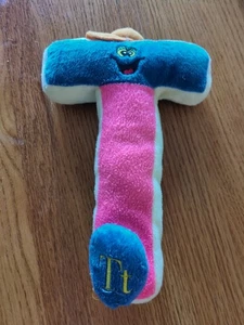 Peluche vintage Alphabet Gang 11” letra T cara azul rosa relleno - Imagen 1 de 7