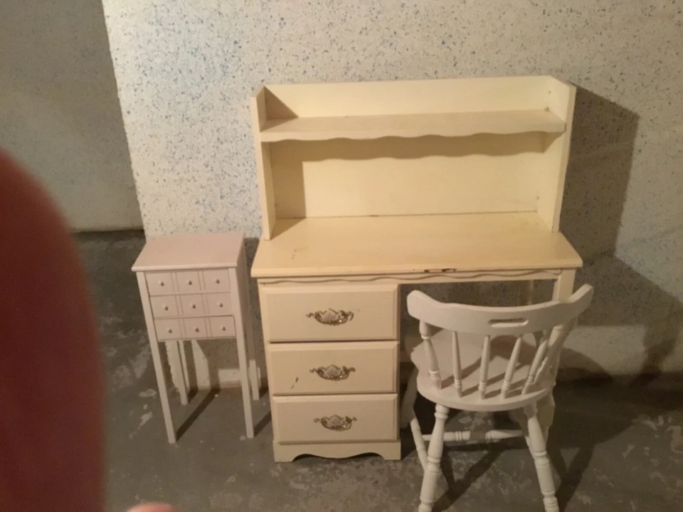 canopy bedroom set (little girls) - Image 1 of 4