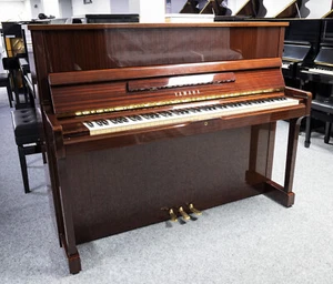 YAMAHA SU 118 UPRIGHT PIANO. MADE IN 1984. AMAZING SOUND AND TOUCH - Picture 1 of 5