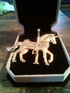 Caballo carrusel unicornio vintage, tono dorado con detalles de diamantes de imitación - Imagen 1 de 1