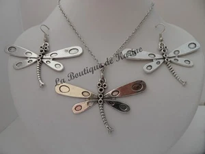 Parure Collana Pendente + Orecchini In Metallo Argentato A Forma Di Libellula - Foto 1 di 1