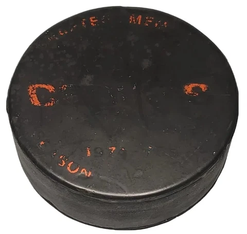 1974-1975 WASHINGTON CAPITALS NHL VINTAGE OFFICIAL HOCKEY PUCK FADED LOGO 🇨🇦 Cover