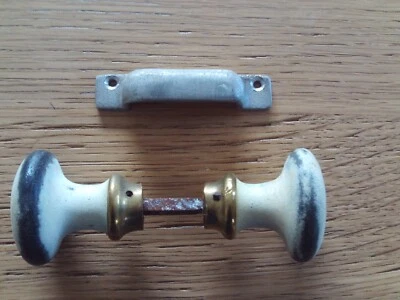 2 ancienne poignées de porte et placard  En Laiton et metal. - Photo 1/3