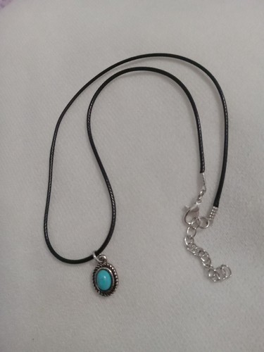 VETEMENTS Girocollo con ciondolo turchese